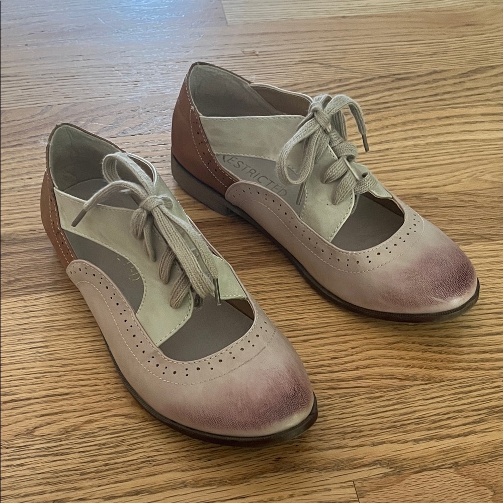 Restricted Women's Cream and Brown Lace-Up Cut Out Flats Sz 8